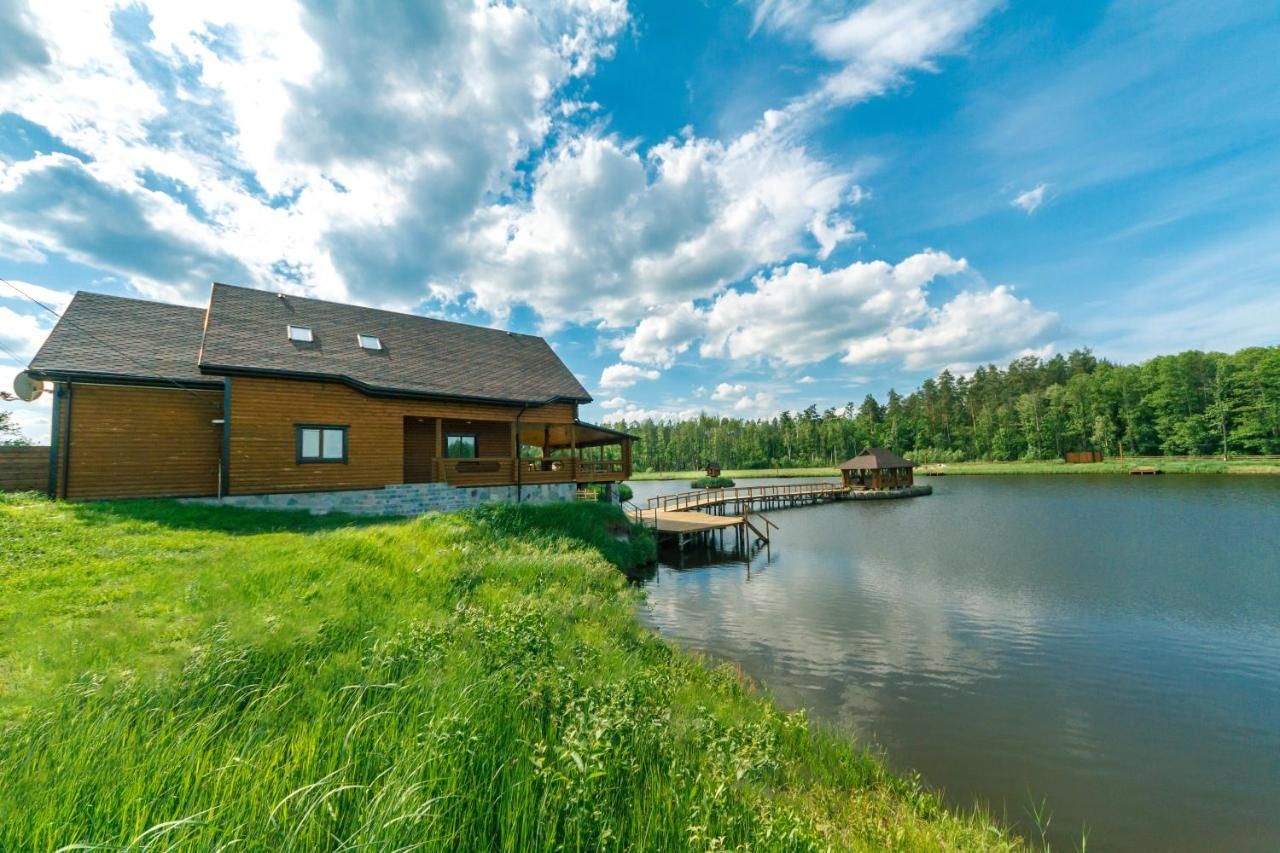 Загородные дома GuestHouse on the Lake with Bathhouse 70 km from Kiev Makariv